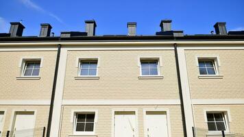 Nouveau Célibataire famille Maisons dans une Nouveau développement zone. Résidentiel maisons avec moderne façade. en terrasse famille maisons dans nouvellement développé logement domaine. le réel biens marché dans le banlieue. photo