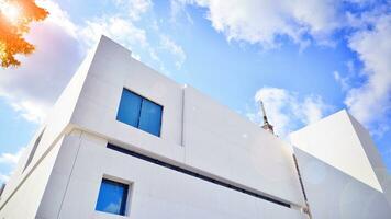 moderne blanc béton bâtiment des murs contre bleu ciel. photo