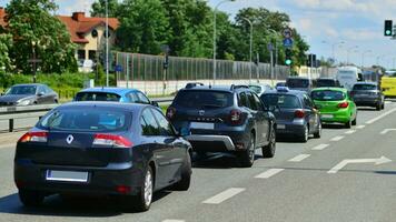 Varsovie, Pologne. 23 juillet 2023. voiture se ruer heures ville rue. voitures sur Autoroute dans circulation Confiture. photo