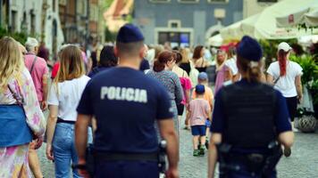 Varsovie, Pologne. 29 juillet 2023. foule de gens en marchant sur une rue. police patrouille le des rues. photo