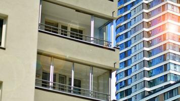 immeubles d'appartements modernes par une journée ensoleillée avec un ciel bleu. façade d'un immeuble moderne photo