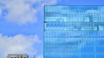 verre moderne bâtiment avec bleu ciel Contexte. vue et architecture détails. Urbain abstrait - les fenêtres de verre Bureau bâtiment dans lumière du soleil journée. photo