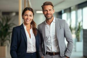 affaires couple souriant dans un Bureau photo