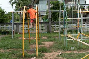 garçons ayant amusement en jouant dans école terrain de jeux photo