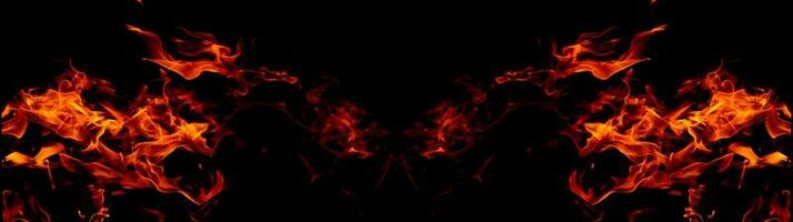 des flammes de feu sur fond noir d'art abstrait, des étincelles rouges brûlantes s'élèvent, des particules volantes rougeoyantes orange ardente photo