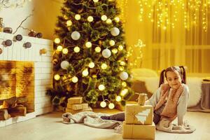 jolie Jeune fille rêver de Noël, Noël arbre derrière photo