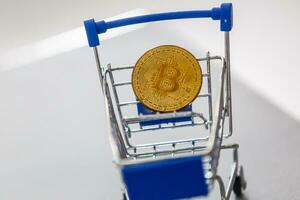 magasin chariot pour achats avec bitcoins. crypto devise bitcoin sur une noir Contexte. vide espace pour texte. photo