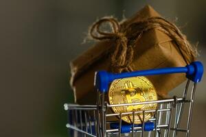 la finance et investissement concept - bitcoin avec achats Chariot et cadeaux photo