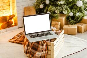 ordinateur portable avec boîte-cadeau et fond de lumières de Noël photo