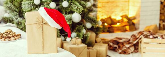 Nouveau années cadeaux en dessous de le Noël arbre. le cadeaux sont emballé dans kraft papier et lié photo