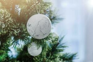 décoration de noël et ornements sur fond en bois rustique. image de couleur sombre de style rétro avec des effets de lumière photo