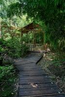 ancien bambou cabine et le chemin, Suzhou jardin, dans Chine. photo