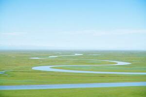 enroulement rivières et prairies. photo dans bayinbuluke prairie dans xinjiang, Chine.