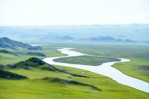 enroulement rivières et prairies. photo dans bayinbuluke prairie dans xinjiang, Chine.