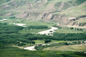 sinueux rivière et montagnes dans une ensoleillé journée. photo