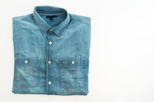 chemise en jean sur blanc photo