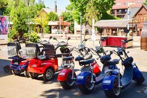 scooters électriques à gros pneus à palanga, lituanie photo