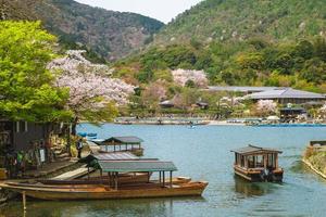 jetée en bateau sur la rivière hozugawa à arashiyama, kyoto, japon photo