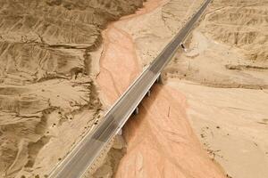 sécheresse terre avec érosion terrain avec Autoroute traversée. photo