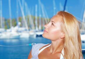 femme sur yacht Port photo