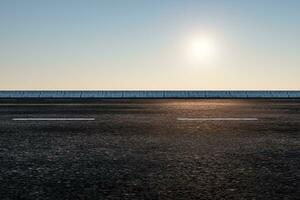 le vide asphalte route et lumière du jour ciel et soleil. photo