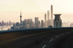 asphalte route et Urbain bâtiment de shanghaï, allée et route. photo