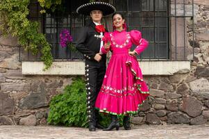 Jeune hispanique femme et homme dans indépendance journée ou cinco de mayo parade ou culturel Festival photo