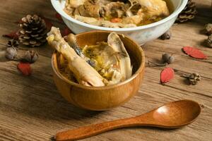 poulet soupe et en bois Contexte. photo