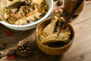 poulet soupe et en bois Contexte. photo