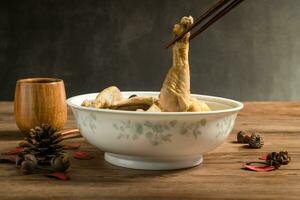 poulet soupe et en bois Contexte. photo