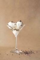 vanille la glace crème des balles avec séché lavande fleurs dans une martini verre photo