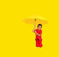 garçon mode une style chinois chemise en portant une Jaune parapluie pose pour une photo tirer.