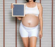 gros Enceinte femme avec lettre planche photo