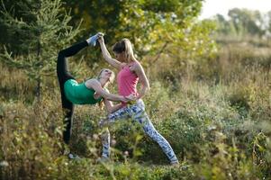 deux magnifique gymnastes ou danseurs travail en dehors photo