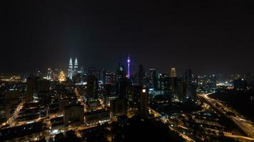 nuit illuminé Kuala lumpur, Malaisie photo