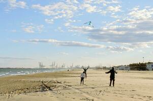 en volant une cerf-volant sur le plage photo