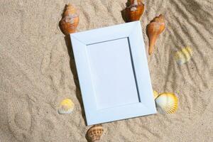 blanc Cadre maquette sur Haut de le sable Contexte photo