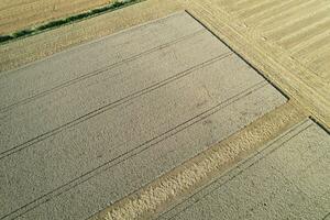 haute angle métrage de Britanique agricole fermes à campagne paysage proche luton ville de Angleterre génial Bretagne de Royaume-Uni. métrage a été capturé avec drone caméra sur août 19ème, 2023 photo