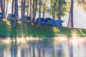 aventures camping et camping le matin avec un léger brouillard à pang-ung, mae hong son, thaïlande photo