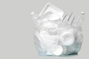 groupe de produits en plastique et mousse dans des sacs à ordures