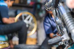 Mécanicien automobile réparant une moto dans un atelier de réparation de vélos