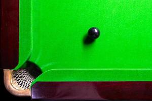 vue de dessus de table de billard avec des boules de billard sur vert photo