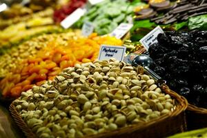 pistache et pruneaux à le la boqueria marché. photo