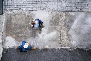 vue de dessus des personnes voyageant à pied dans la ville photo