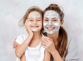 une femme et fille Faire visage crème photo