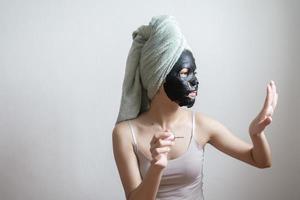 belle femme avec masque facial noir, concept de style de vie photo