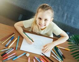 enfant fille dessin avec coloré des crayons photo