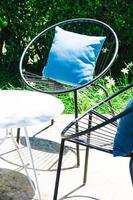 patio avec oreiller sur chaise et ensemble de table
