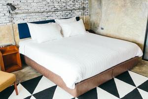 oreiller blanc sur le lit photo