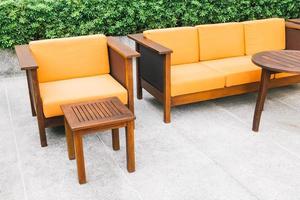 canapé et chaise en bois photo